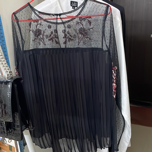 Guntas Madan beautiful sheer top - Picture 3 of 9